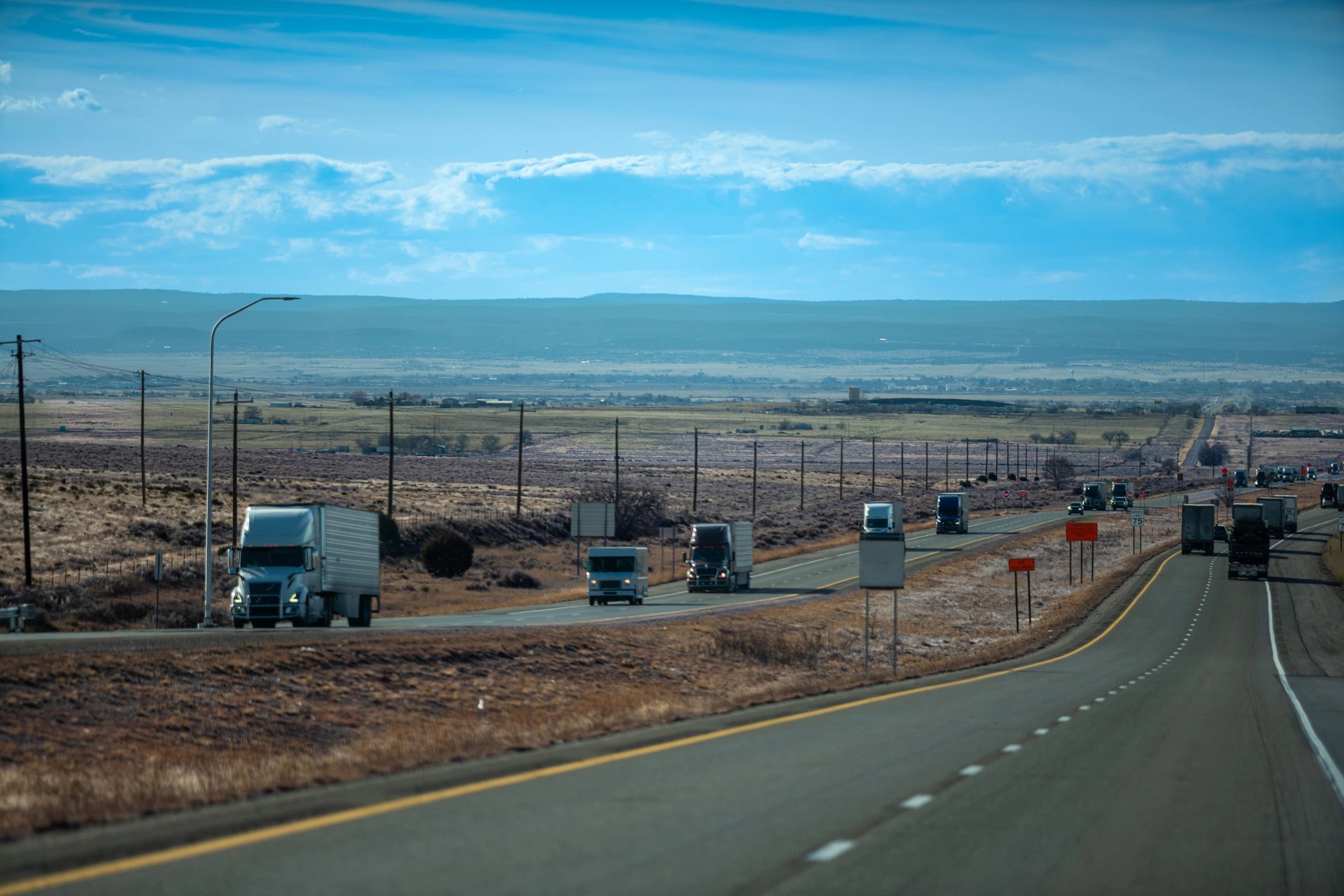 Flota de camiones de carga en carretera