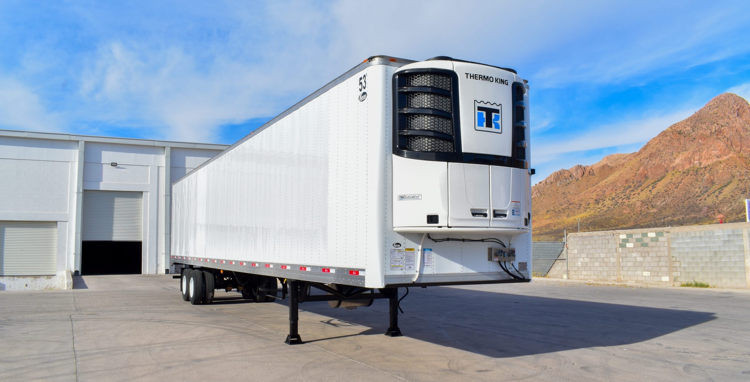 Remolque refrigerado blanco para transporte de carga